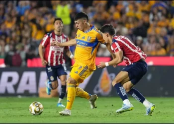Tigres viene de atrás y se impone 3-1 sobre Chivas en partido de ida de cuartos