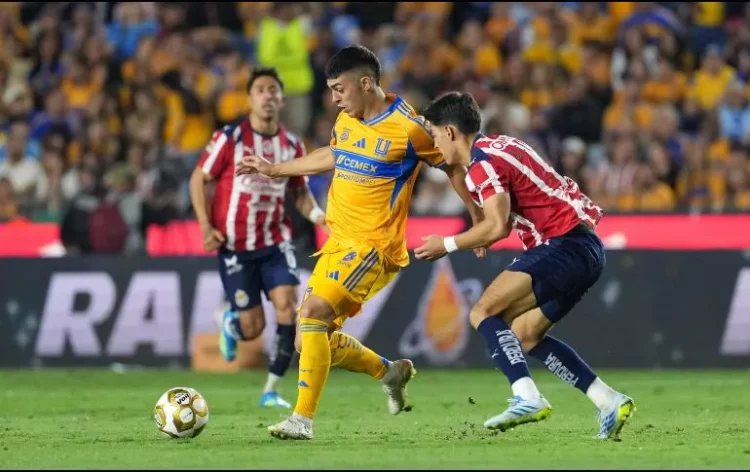 Tigres viene de atrás y se impone 3-1 sobre Chivas en partido de ida de cuartos