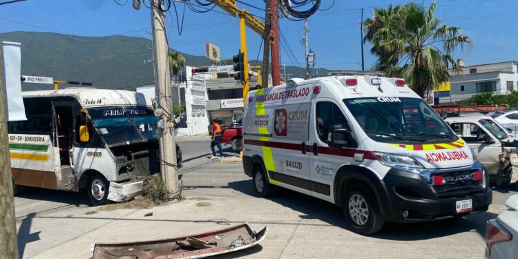 Choque entre micro y camioneta deja siete heridos