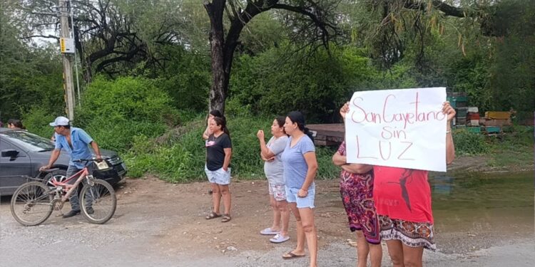 Bloquean la carretera Victoria-Monterrey por falta de luz