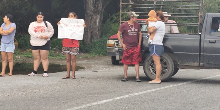 Bloquean la carretera Victoria-Monterrey por falta de luz