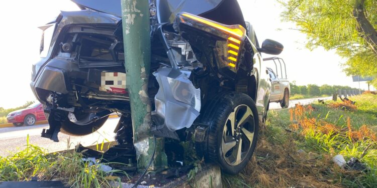 Destroza su camioneta al chocar contra poste