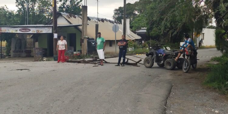 Bloquean la carretera Victoria-Monterrey por falta de luz