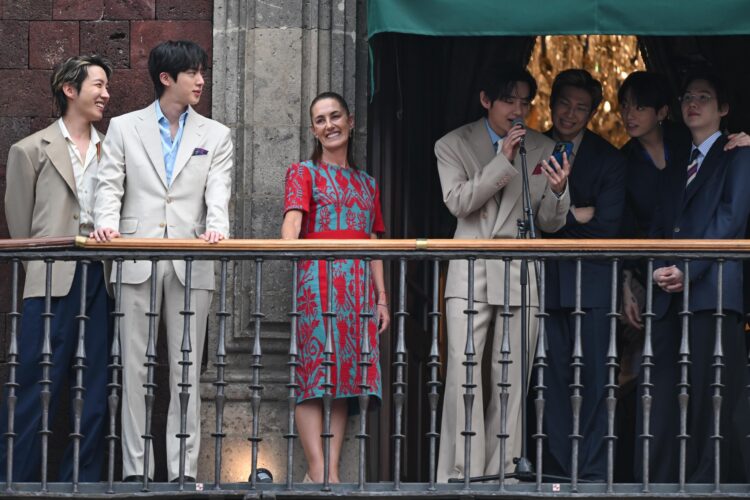 Furor en el Zócalo: BTS y Claudia Sheinbaum se reúnen previo al inicio de la gira ‘Arirang’