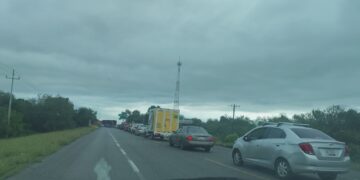Bloquean la carretera Victoria-Monterrey por falta de luz