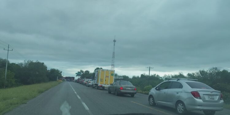 Bloquean la carretera Victoria-Monterrey por falta de luz