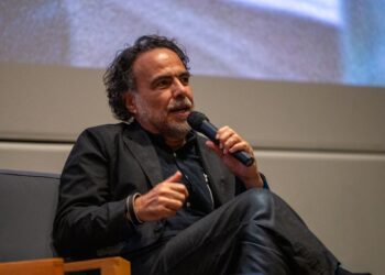 Alejandro González Iñárritu presenta el libro conmemorativo de Amores Perros por su 25 aniversario