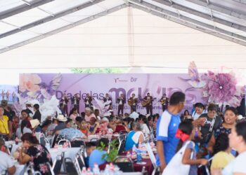 Américo y María celebran a las madres y llevan brigada de servicios a Abasolo, Tamaulipas