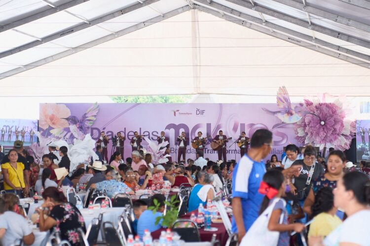 Américo y María celebran a las madres y llevan brigada de servicios a Abasolo, Tamaulipas