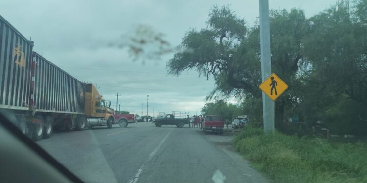 Bloquean la carretera Victoria-Monterrey por falta de luz