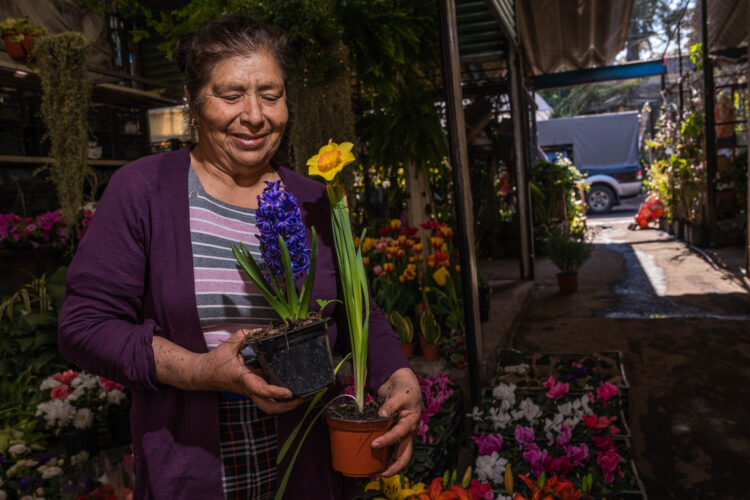 Regalar flores a mamá, más que un gesto de cariño; respaldas al campo
