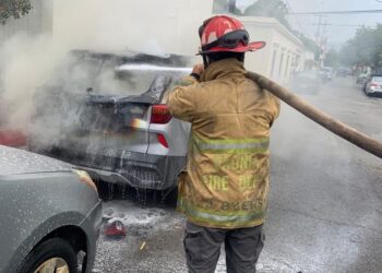 Se incendia una camioneta kia en calles 16 y Guerrero en el centro de Cd. Victoria