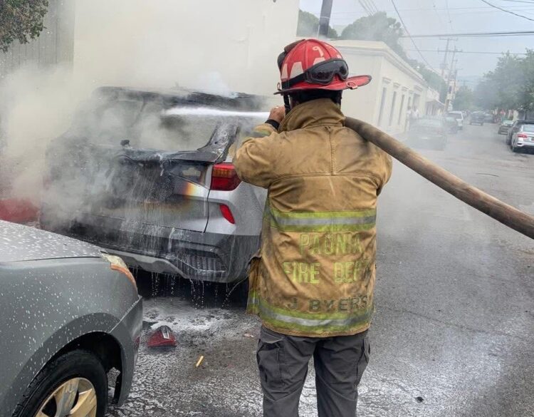 Se incendia una camioneta kia en calles 16 y Guerrero en el centro de Cd. Victoria