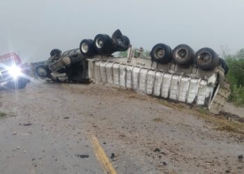 Vuelca tractocamión en tramo Cruillas-Las Norias en carretera Victoria-Matamoros