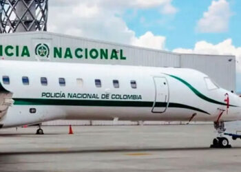 Atacan con ráfagas de fusil un avión policial en Colombia: Tres heridos
