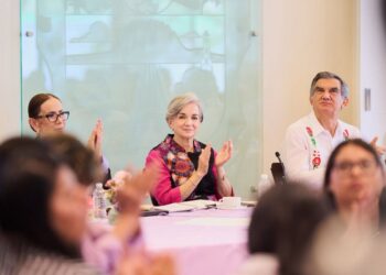 Dialogan Américo y María de Villarreal con habitantes de los polígonos de atención de Lazos del Bienestar