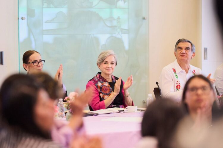 Dialogan Américo y María de Villarreal con habitantes de los polígonos de atención de Lazos del Bienestar
