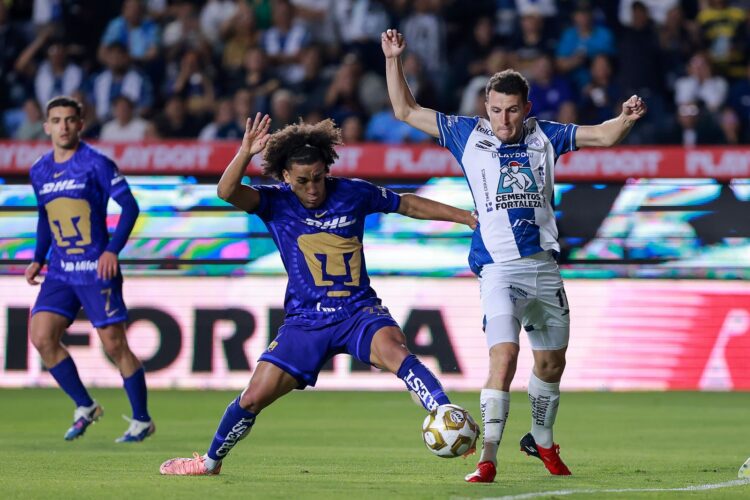 Idrissi da el triunfo a Pachuca sobre Pumas en una ida condicionada por el VAR