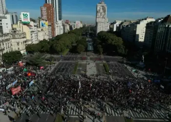 Marchan contra recorte presupuestal a universidades argentinas