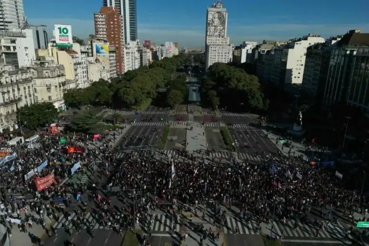 Marchan contra recorte presupuestal a universidades argentinas