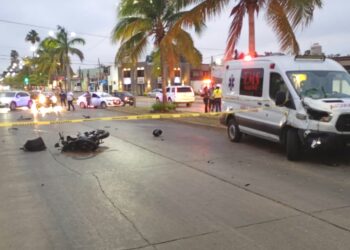 Muere motociclista tras colisionar contra ambulancia en Madero