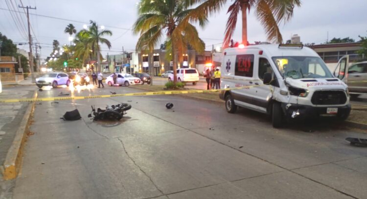 Muere motociclista tras colisionar contra ambulancia en Madero