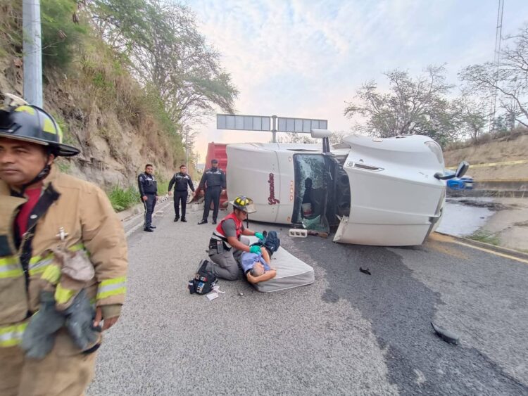 Muere trailero tras volcadura en entrada a Tampico