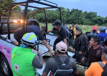 Fallece excursionista extraviada en volcán, rescatan a 11