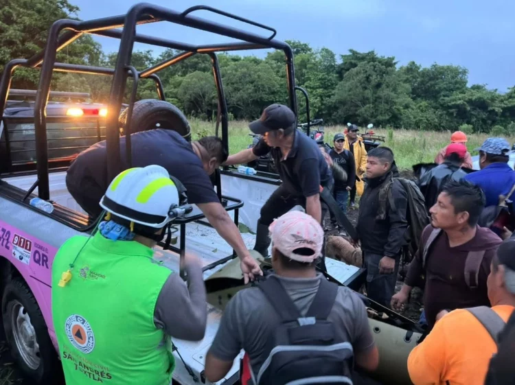 Fallece excursionista extraviada en volcán, rescatan a 11