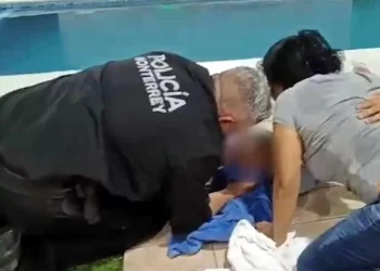 Policías de Monterrey “reviven” a niña de ahogamiento