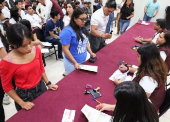 Estudiantes de la UPALT reciben becas Jóvenes Escribiendo el Futuro para continuar sus estudios