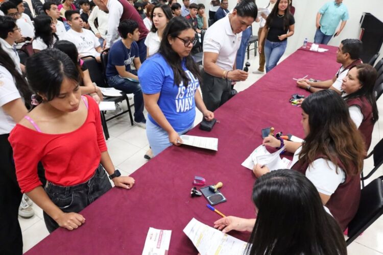 Estudiantes de la UPALT reciben becas Jóvenes Escribiendo el Futuro para continuar sus estudios