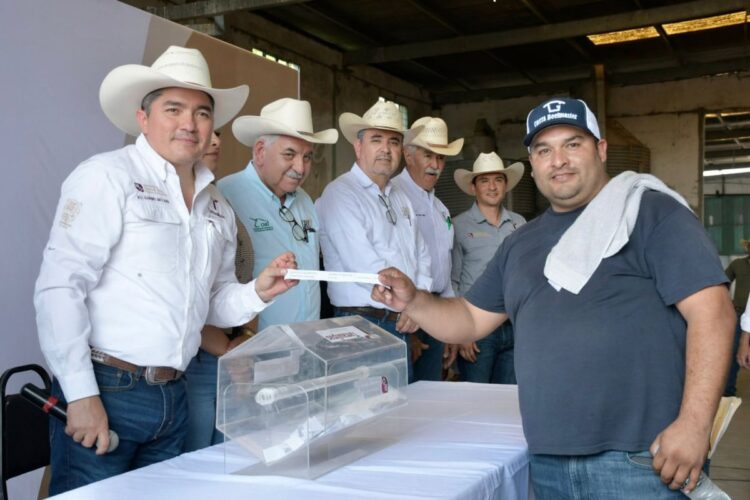 El Gobierno de Tamaulipas impulsa la ganadería en Soto la Marina con sementales de registro