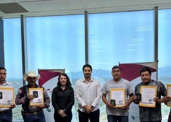 Entrega STPS Tamaulipas sobres de viaje a trabajadores que participarán en programa agrícola en Canadá