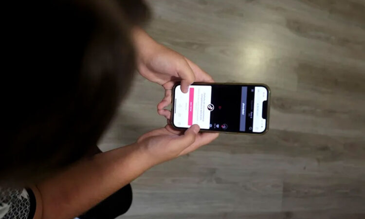 Peor que el tabaco: médicos exigen controlar el uso de redes sociales en adolescentes