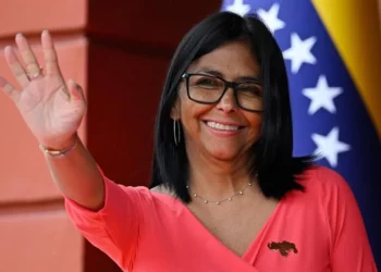 Oficializan ajuste de ingresos para trabajadores venezolanos