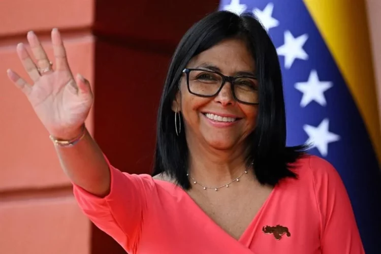 Oficializan ajuste de ingresos para trabajadores venezolanos