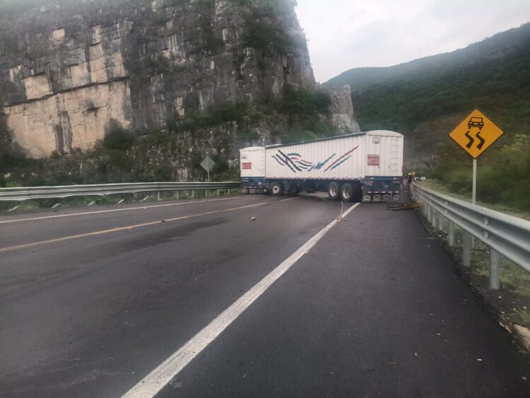 Otro accidente en Rumbo Nuevo, cierran carretera