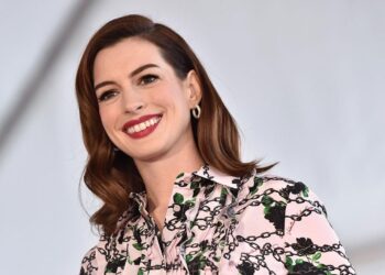 Anne Hathaway revela que padeció ceguera legal en un ojo durante una década debido a una catarata