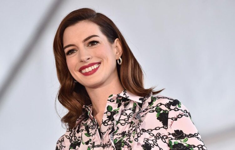 Anne Hathaway revela que padeció ceguera legal en un ojo durante una década debido a una catarata