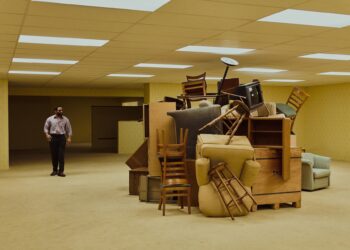 De fenómeno viral a Hollywood: Kane Parsons estrena el thriller de horror psicológico ‘Backrooms: Sin Salida’