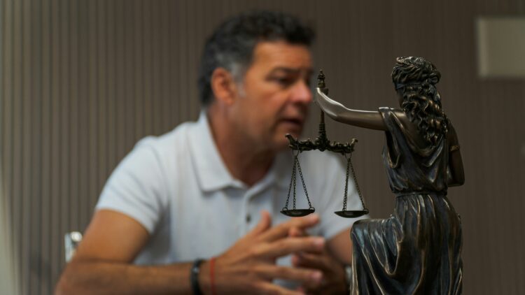 Anthropic lanza suite especializada para el sector legal ante el incremento de sanciones por uso de IA