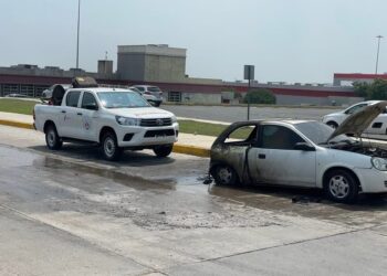 Movilización de rescate por coche en llamas