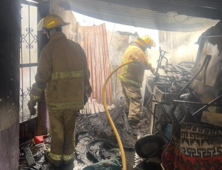 Bomberos sofocan incendio en vivienda en la colonia Yarrington