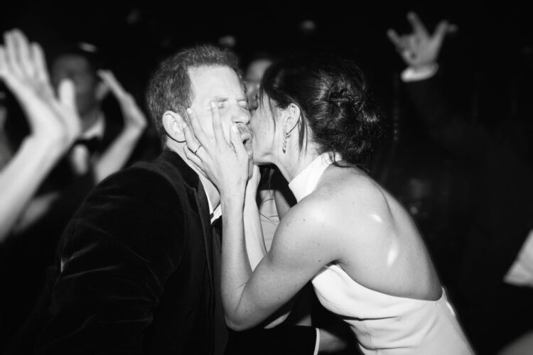 El Príncipe Harry y Meghan Markle revelan fotos íntimas nunca vistas de su boda real