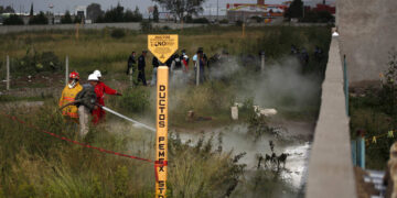 Pemex pierde millones por ordeña de gasoductos