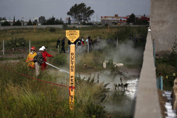 Pemex pierde millones por ordeña de gasoductos