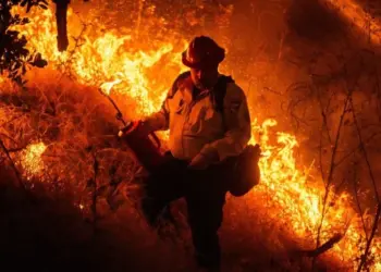 California evacua a miles por emergencia por incendios