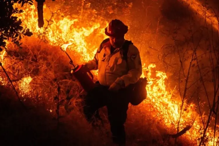 California evacua a miles por emergencia por incendios