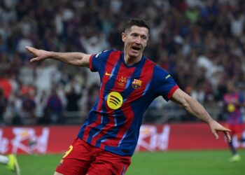 El delantero Robert Lewandowski se despide del FC Barcelona tras su último partido en el Camp Nou